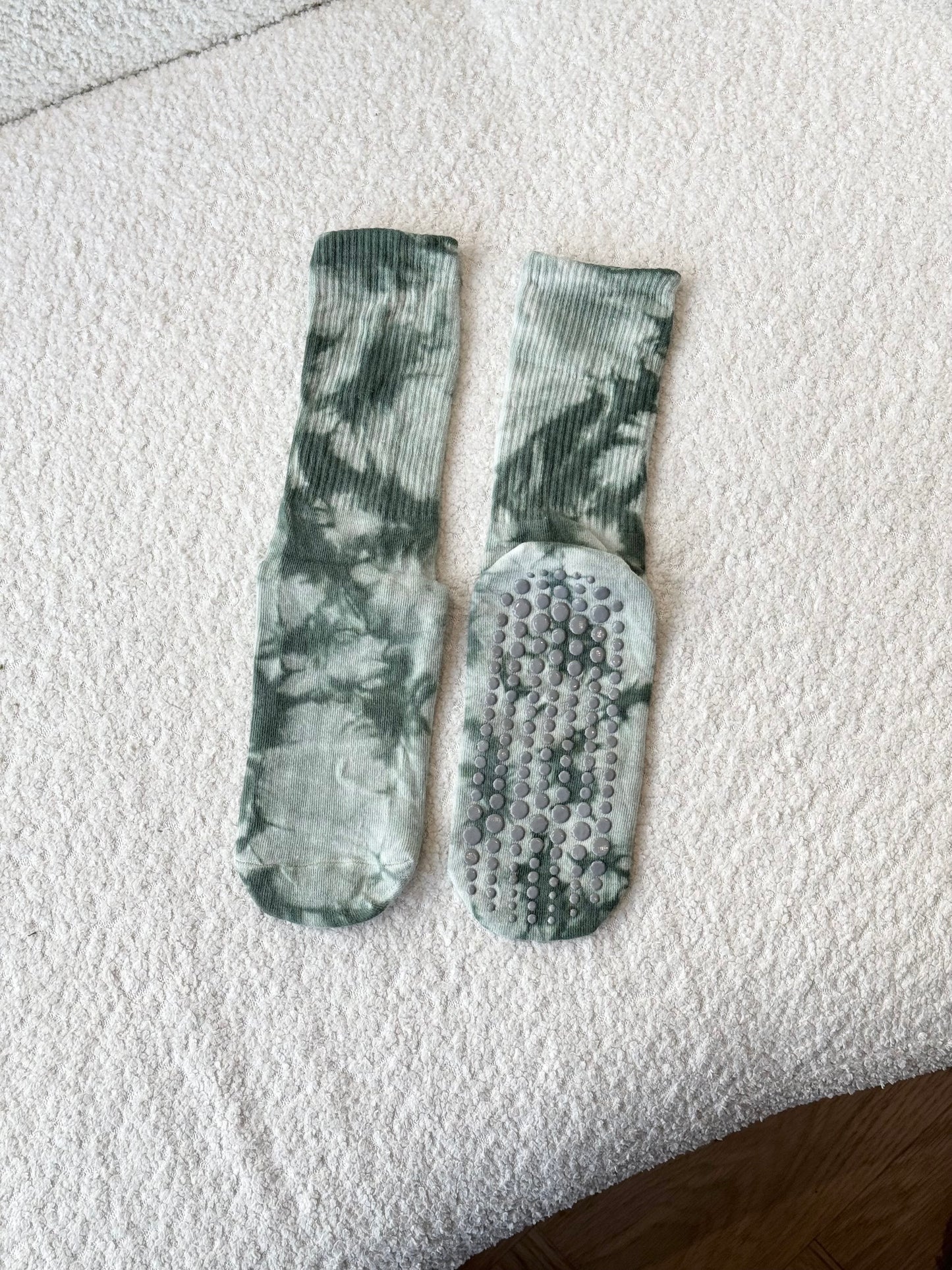 NON-SLIP GRIP SOCKS IN FOREST