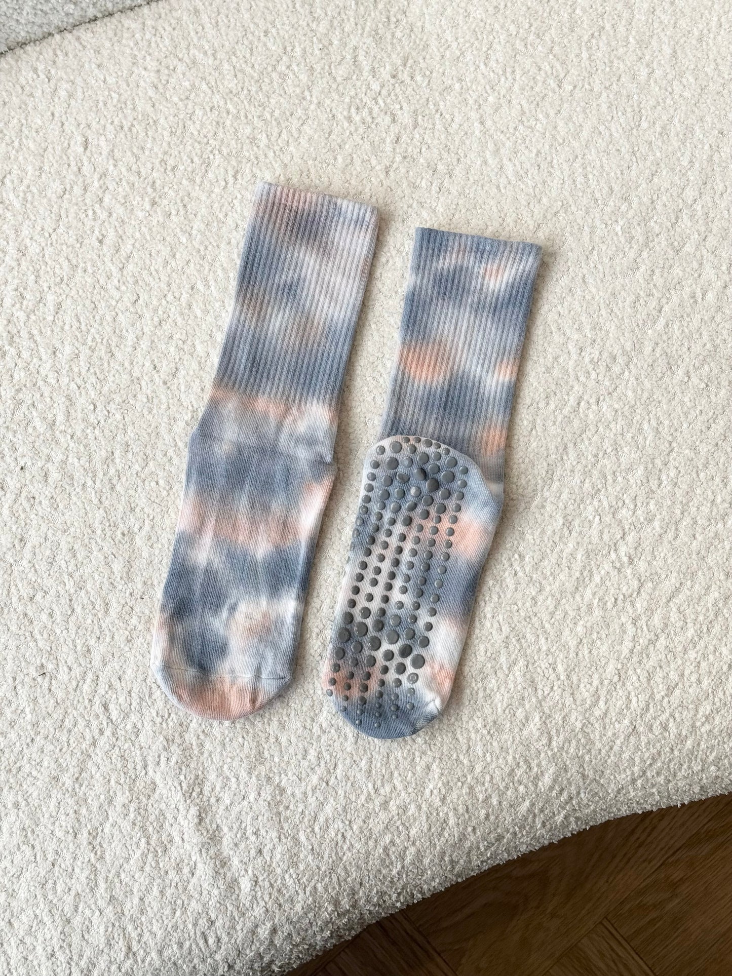 NON-SLIP GRIP SOCKS IN CLOUD