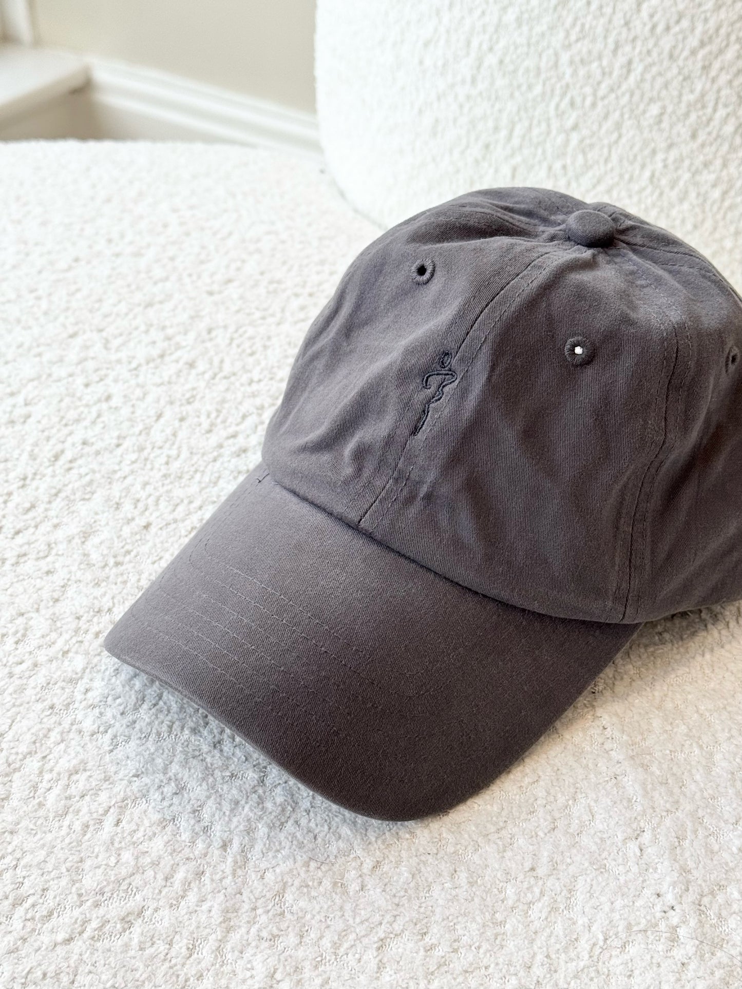 LOGO EMBROIDERED CAP IN GREY