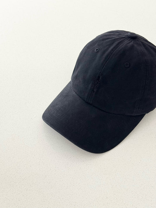 LOGO EMBROIDERED CAP IN BLACK