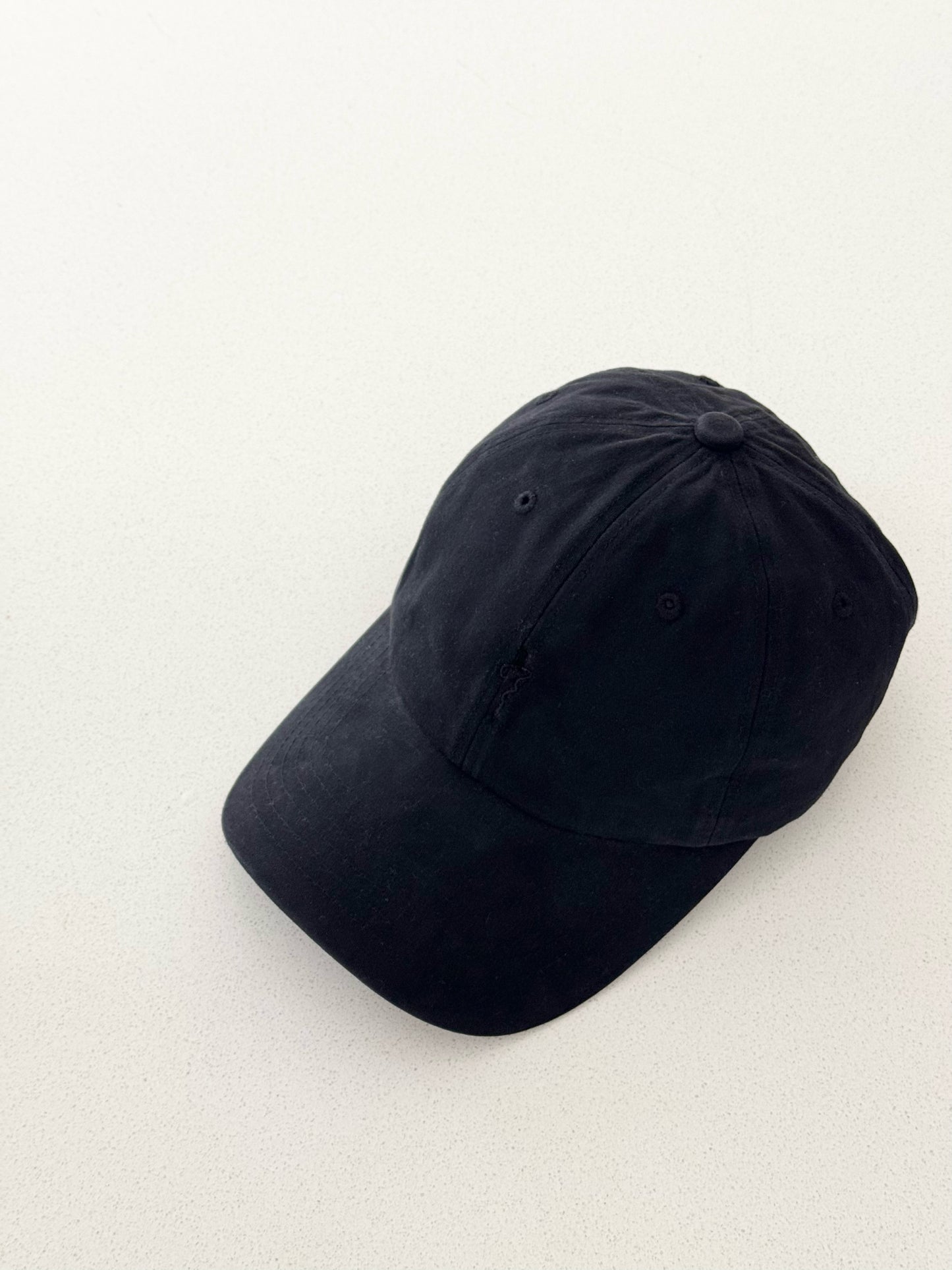 LOGO EMBROIDERED CAP IN BLACK