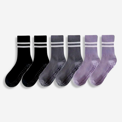 NON-SLIP GRIP SOCKS IN BLACK/WHITE